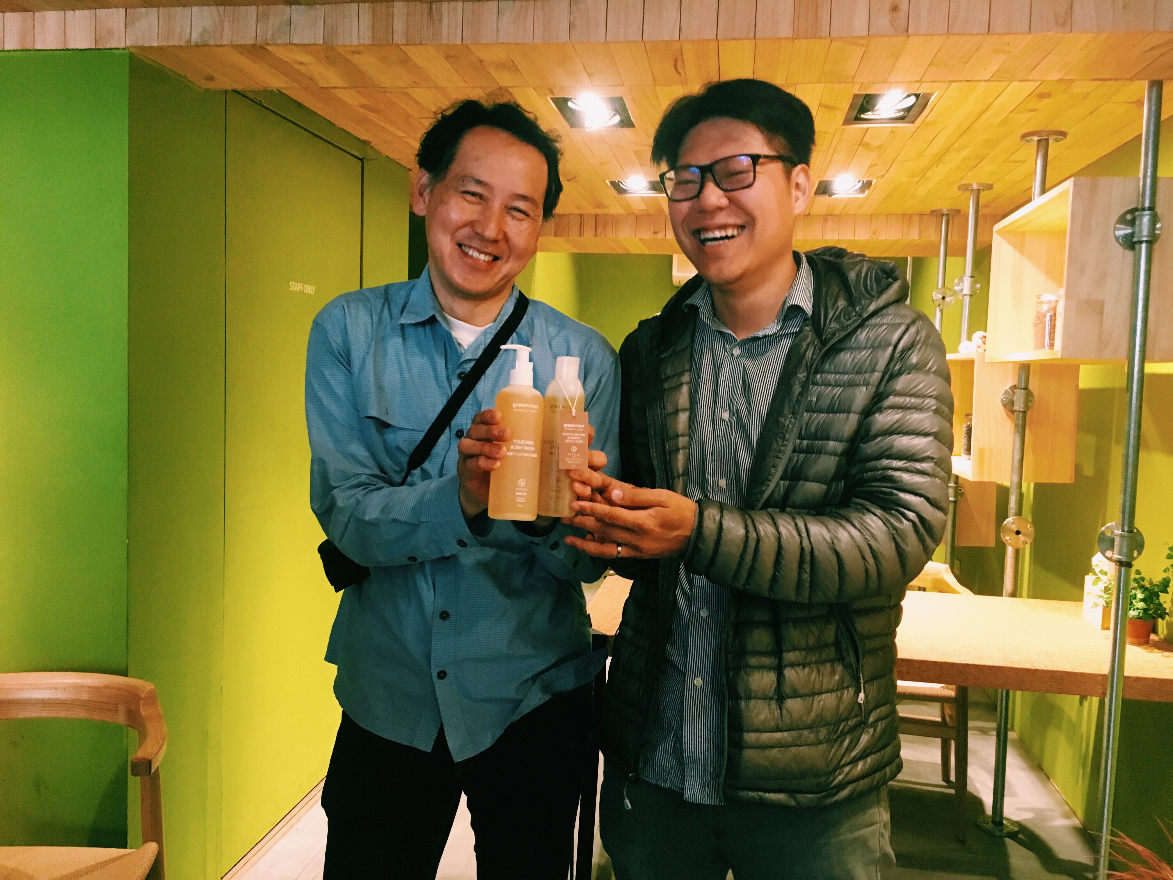 綠藤創辦人涵睿贈送Kenji桑綠藤的頭皮淨化洗髮精以及寶貝Touching沐浴露。